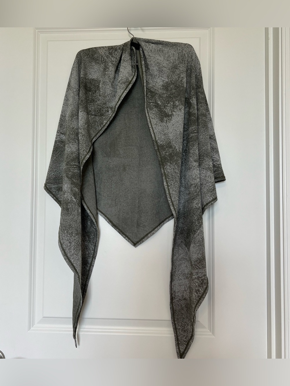Lululemon All You Need Wrap Scarf One Size Green Silver Triangle Logo Loop great